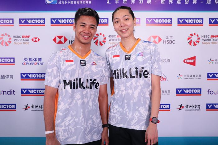 Pasangan ganda campuran Indonesia, Dejan Ferdinansyah/Gloria Emanuelle Widjaja, berpose setelah memenangi laga babak pertama China Open 2024 di Olympic Sports Center Gymnasium, Changzhou, China, Rabu (18/9/2024).