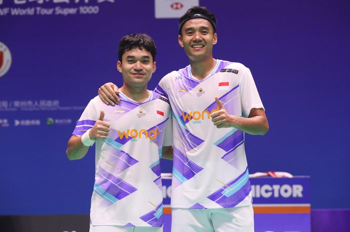 Pasangan ganda putra Indonesia, Leo Rolly Carnando/Bagas Maulana, berpose setelah memenangi laga babak pertama China Open 2024 di Olympic Sports Center Gymnasium, Changzhou, China, Rabu (18/9/2024).