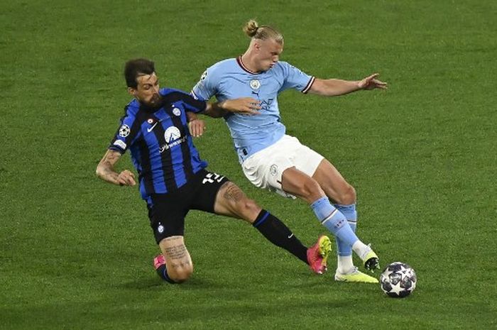 Bek Inter Milan, Francesco Acerbi, mengulangi kesuksesannya mengawal Erling Haaland sehingga tidak mencetak gol di final Liga Champions 2022-2023, 10 Juni 2023 di Istanbul.