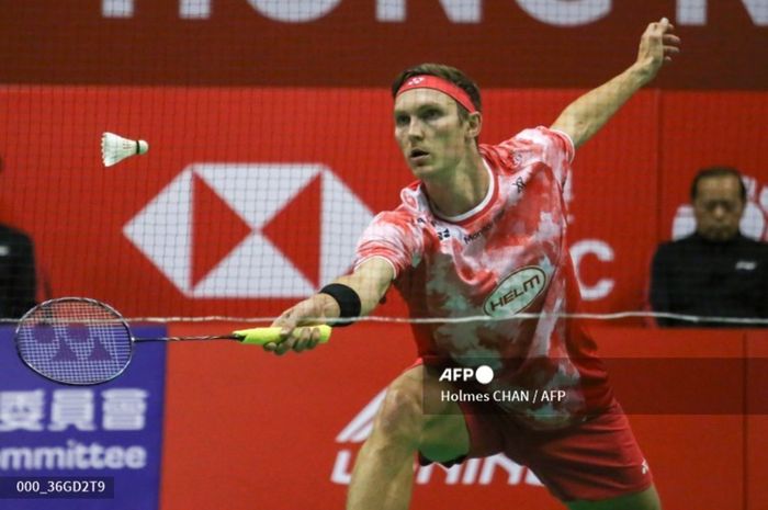 Tunggal putra Denmark, Viktor Axelsen saat melawan Lei Lan Xi (China) pada final Hong Kong Open 2024 di Hong Kong Coliseum, Kowloon, Hong Kong, Minggu (15/9/2024).