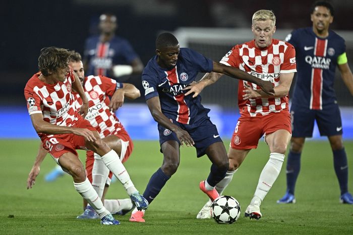 Ousmane Dembele (tengah) dikawal ketat pemain lawan dalam duel PSG vs Girona pada pentas Liga Champions di Parc des Princes, Paris (18/9/2024).