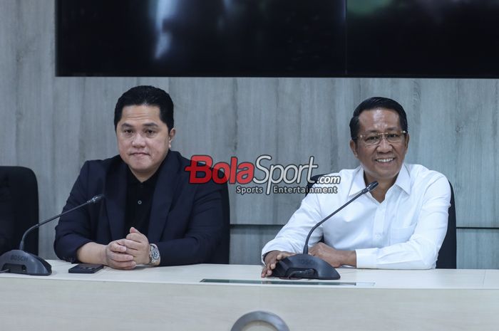 Ketua Umum PSSI, Erick Thohir (kiri) serta Menteri Hukum dan HAM, Supratman  Andi Atgas (kanan), sedang memberikan keterangan kepada awak media di Media Center Kementerian Hukum dan HAM, Rasuna Said, Jakarta, Kamis (19/9/2024) pagi.