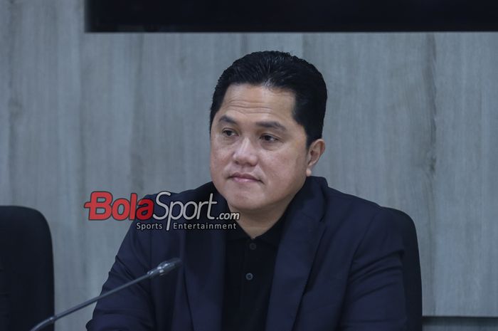 Ketua Umum PSSI, Erick Thohir, sedang memberikan keterangan kepada awak media di Media Center Kementerian Hukum dan HAM, Rasuna Said, Jakarta, Kamis (19/9/2024) pagi.