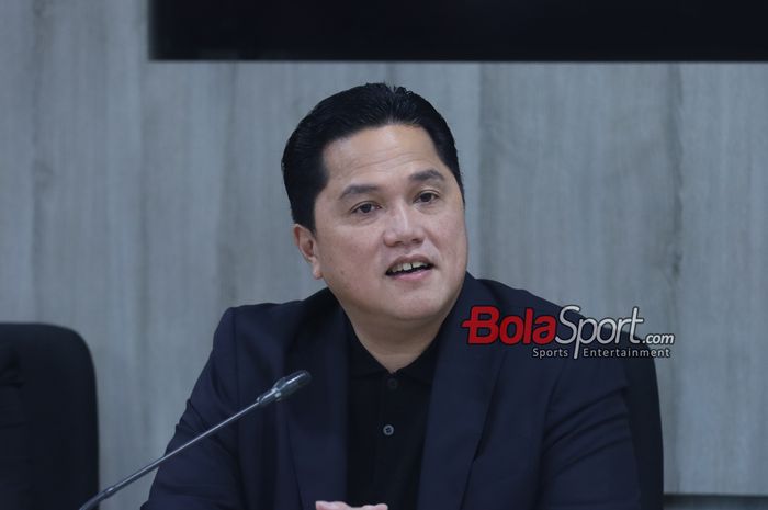 Ketua Umum PSSI, Erick Thohir, sedang memberikan keterangan kepada awak media di Media Center Kementerian Hukum dan HAM, Rasuna Said, Jakarta, Kamis (19/9/2024) pagi.