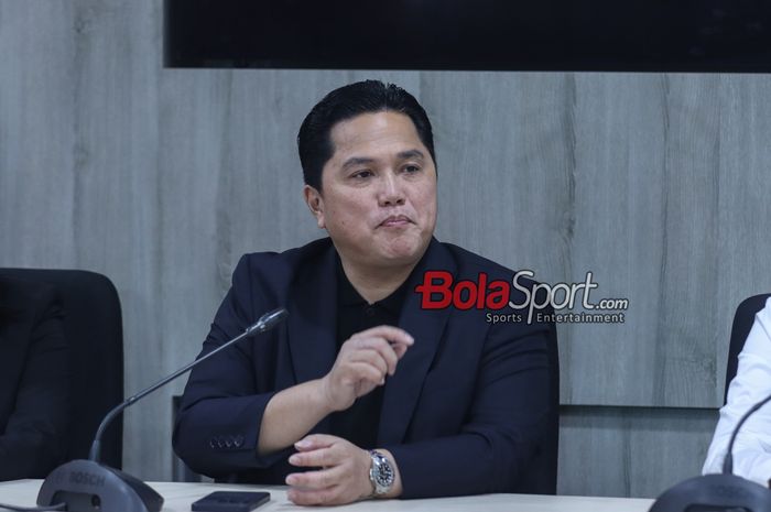 Ketua Umum PSSI, Erick Thohir, sedang memberikan keterangan kepada awak media di Media Center Kementerian Hukum dan HAM, Rasuna Said, Jakarta, Kamis (19/9/2024) pagi.