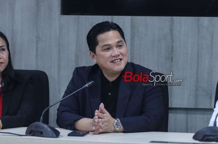 Ketua Umum PSSI, Erick Thohir, sedang memberikan keterangan kepada awak media di Media Center Kementerian Hukum dan HAM, Rasuna Said, Jakarta, Kamis (19/9/2024) pagi.