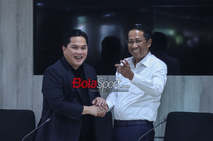 Ketua Umum PSSI, Erick Thohir (kiri) serta Menteri Hukum dan HAM, Supratman  Andi Atgas (kanan), sedang berfoto di Media Center Kementerian Hukum dan HAM, Rasuna Said, Jakarta, Kamis (19/9/2024) pagi.