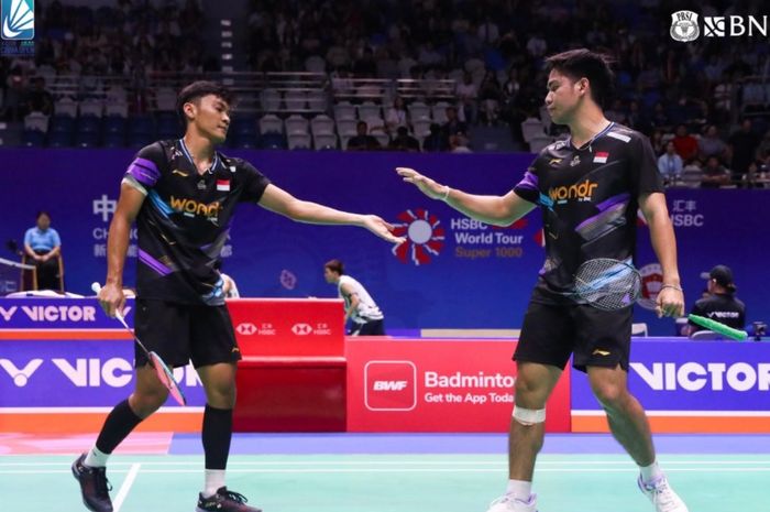 Aksi ganda putra Indonesia, Muhammad Shohibul Fikri/Daniel Marthin mengalahkan Liang Wei Keng/Wang Chang pada babak kedua China Open 2024 di Changzhou, Olympic Sport Center Gymnasium, Changzhou, China, pada Kamis (19/9/2024).