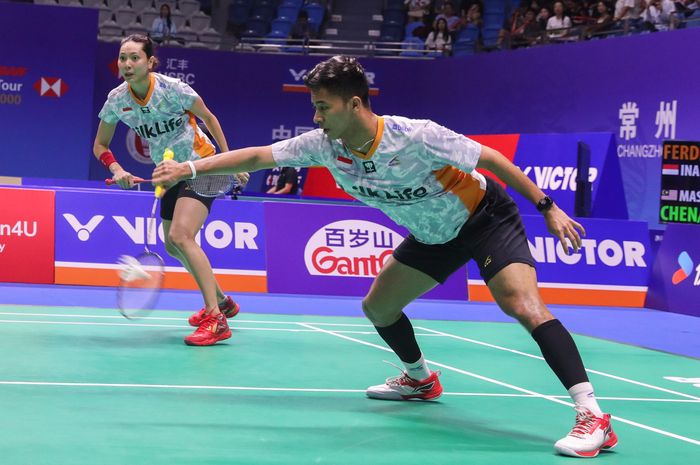 Aksi Dejan Ferdinansyah/Gloria Emanuelle Widjaja setelah mengalahkan Chen Tang Jie/Toh Ee Wei (Malaysia) pada babak kedua China Open 2024 di Changzhou Olympic Sport Center Gymnasium, Changzhou, China, Kamis (19/9/2024).