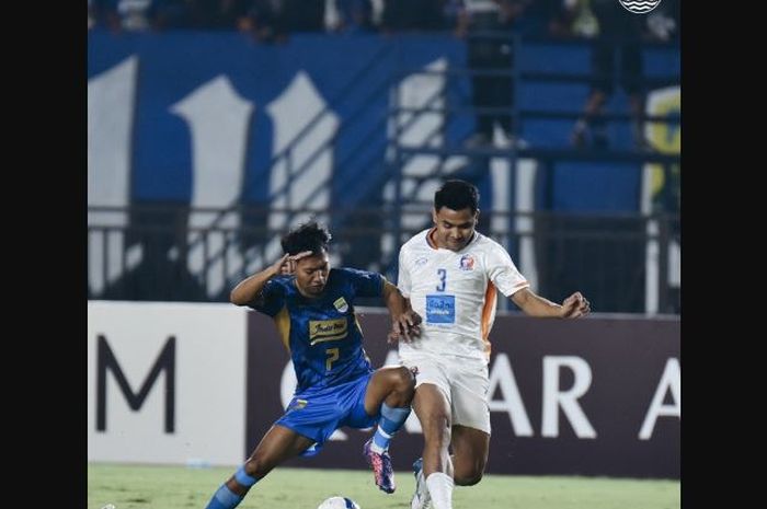 Gelandang Persib Bandung, Beckham Putra, berduel dengan bek kanan Port FC Asnawi Mangkualam.