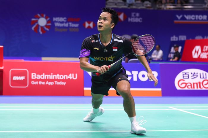 Aksi Anthony Sinisuka Ginting saat menghadapi Shi Yu Qi pada babak 16 besar China Open 2024 di Changzhou Olympic Sport Center Gymnasium, Changzhou, China, pada Kamis (19/9/2024).