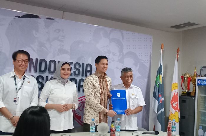 Budistrio Djiwandono saat menyerahkan formulir pencalona Ketum Perbasi.