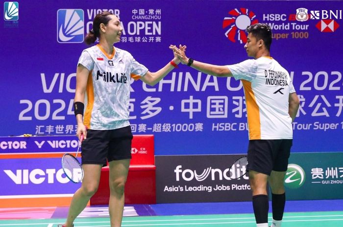 Aksi ganda campuran Indonesia, Gloria Emanuelle Widjaja dan Dejan Ferdinansyah, saat tampil dalam laga perempat final China Open 2024 di Changzhou Olympic Sport Center, Changzhou, China, Jumat (20/9/2024).