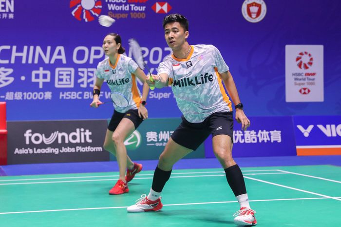 Aksi Dejan Ferdinansyah/Gloria Emanuelle Widjaja melawan Hoo Pang Ron/Chen Su Yin (Malaysia) pada babak perempat final China Open 2024 di Changzhou Olympic Sports Centre Gymnasium, Changzhou, China pada Jumat (20/9/2024).