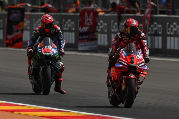 Fabio Quartararo (Monster Energy Yamaha) mengejar Francesco Bagnaia (Ducati Lenovo) dalam sprint MotoGP Aragon 2024 di Sirkuit Aragon, Alcaniz, Spanyol, Sabtu (31/8/2024).