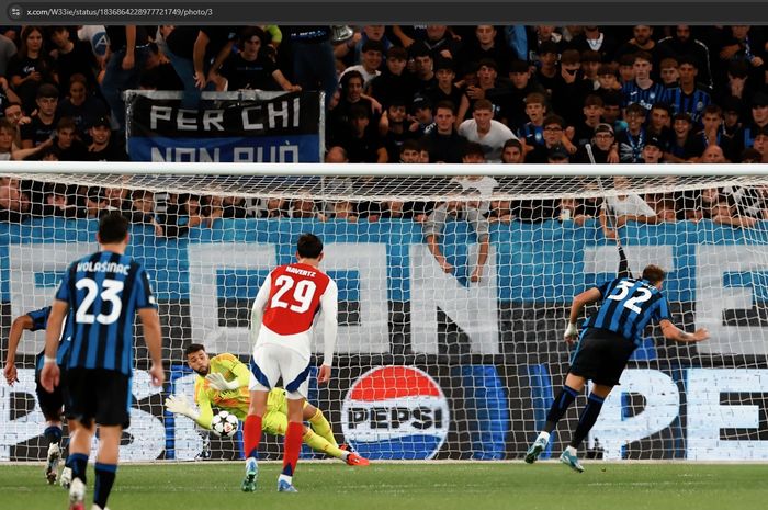 Aksi penyelamatan heroik, kiper Arsenal, David Raya, usai mengagalkan tendangan penalti penyerang Atalanta, Mateo Retegui, Jumat (20/9/2024) dini hari WIB.