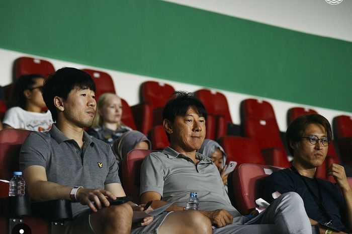 Pelatih timnas Indonesia, Shin Tae-yong, menyaksikan langsung laga Persib vs Port FC di Stadion Si Jalak Harupat, Bandung, Kamis (19/9/2024).