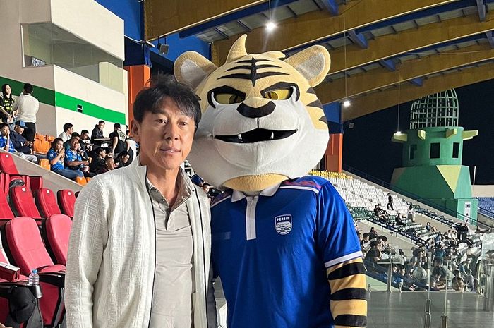 Pelatih timnas Indonesia, Shin Tae-yong, berfoto dengan maskot Persib, Prabu, di Stadion Si Jalak Harupat, Bandung, Kamis (19/9/2024).