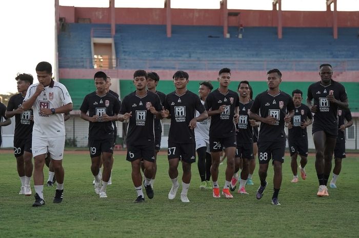 Para pemain Malut United FC menjalani latihan resmi sebelum laga Liga 1 melawan Bali United, Jumat (20/9/2024) di Stadion Sultan Agung, Bantul.