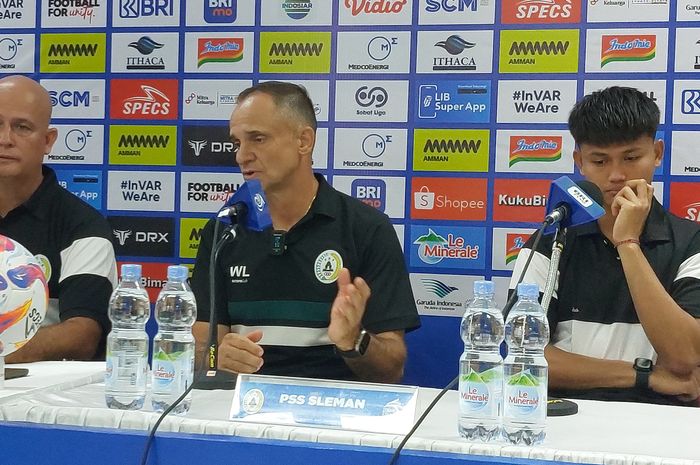 Pelatih PSS Sleman, Wagner Lopes, saat memberikan keterangan kepada media pasca laga melawan Arema FC, Jumat (20/9/2024).