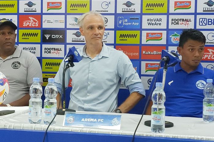 Pelatih Arema FC, Joel Cornelli, dan pemain Dedik Setiawan saat memberikan keterangan kepada media pasca laga melawan PSS Sleman, Jumat (20/9/2024).