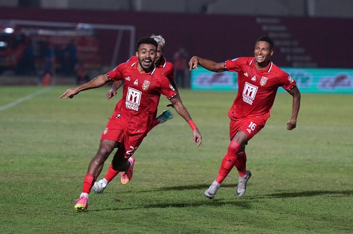 Yance Sayuri merayakan gol yang dicetaknya sebelum mengalami cedera dalam laga Liga 1 antara Malut United melawan Bali United, Sabtu (21/9/2024) di Stadion Sultan Agung, Bantul.