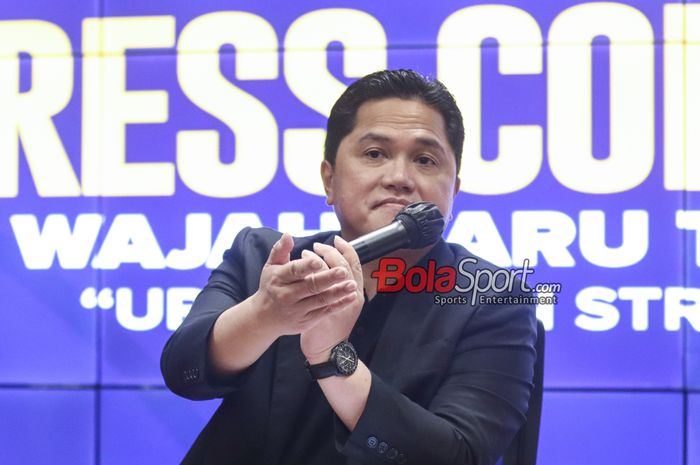 Ketua Umum PSSI, Erick Thohir, sedang memberikan keterangan kepada awak media dalam sesi jumpa pers di Media Center Stadion Gelora Bung Karno, Senayan, Jakarta, Sabtu (21/9/2024) siang.