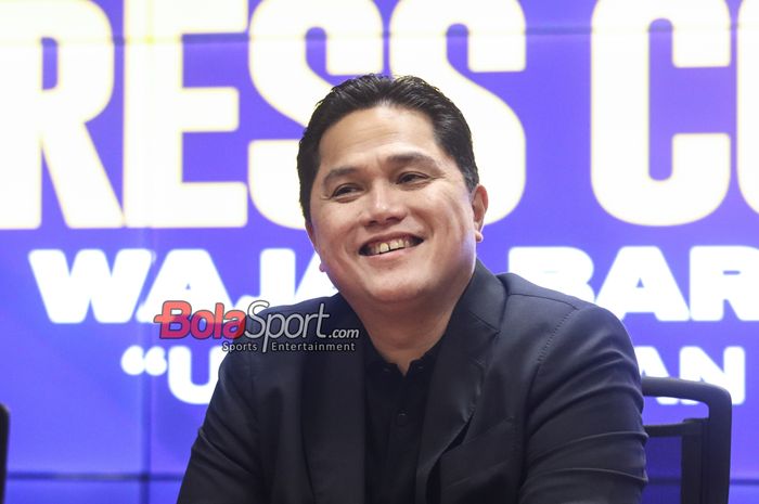 Ketua Umum PSSI, Erick Thohir, sempat tersenyum saat hadir dalam sesi jumpa pers di Media Center Stadion Gelora Bung Karno, Senayan, Jakarta, Sabtu (21/9/2024) siang.