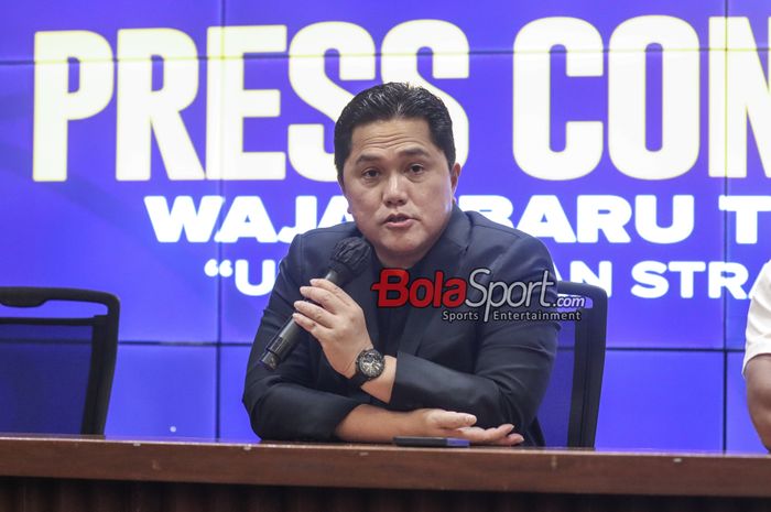 Ketua Umum PSSI, Erick Thohir, sedang memberikan keterangan kepada awak media dalam sesi jumpa pers di Media Center Stadion Gelora Bung Karno, Senayan, Jakarta, Sabtu (21/9/2024) siang.