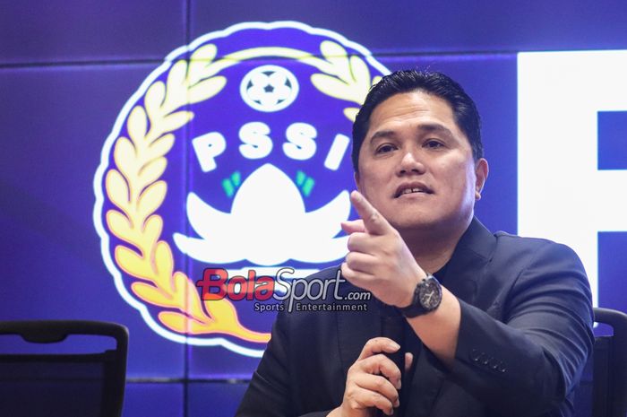 Ketua Umum PSSI, Erick Thohir, sedang memberikan keterangan kepada awak media dalam sesi jumpa pers di Media Center Stadion Gelora Bung Karno, Senayan, Jakarta, Sabtu (21/9/2024) siang.