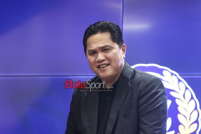 Ketua Umum PSSI, Erick Thohir, sedang memberikan keterangan kepada awak media dalam sesi jumpa pers di Media Center Stadion Gelora Bung Karno, Senayan, Jakarta, Sabtu (21/9/2024) siang.