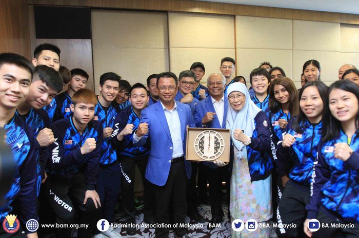 Pengurus Asosiasi Bulu Tangkis Malaysia (BAM) dan pemain berpose dalam persiapan menuju Kejuaraan Beregu Asia 2020 pada Februari 2020.