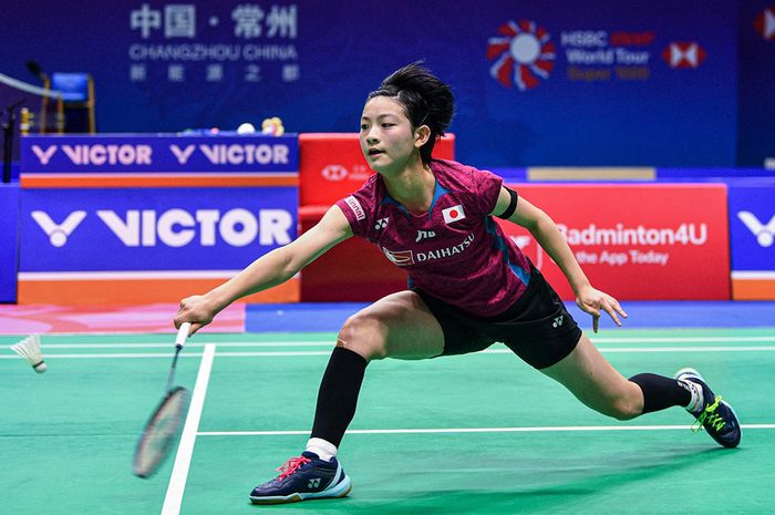 Tunggal putri Jepang, Tomoka Miyazaki, melakukan pengembalian dalam pertandingan babak pertama China Open 2024 di Changzhou, China, 18 September 2024.