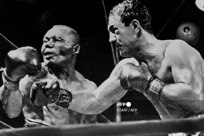 Rocky Marciano (kanan), mendaratkan pukulan yang meng-KO Jersey Joe Walcott untuk menjadi juara dunia tinju kelas berat pada 23 September 1952 di Philadelphia.