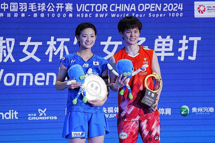 Tunggal putri China, Wang Zhi Yi (kanan), merayakan trofi juara di atas podium bersama runner-up, Tomoka Miyazaki (Jepang), setelah final China Open 2024 di Changzhou Olympic Sports Center Gymnasium, Changzhou, China, 22 September 2024.