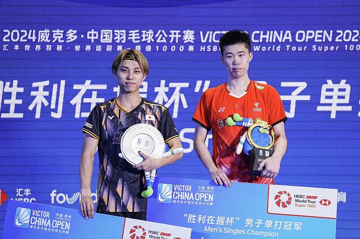 Tunggal putra China, Weng Hong Yang (kanan), berpose bersama trofi juara di atas podium bersama runner-up, Kodai Naraoka (Jepang), setelah final China Open 2024 di Changzhou Olympic Sports Center Gymnasium, Changzhou, China, 22 September 2024.