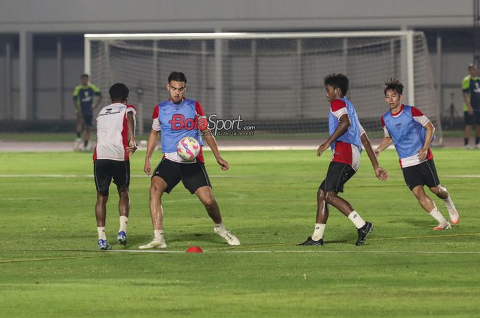 Jens Raven (tengah) sedang menguasai bola dalam sesi latihan bersama timnas U-20 Indonesia di Stadion Madya, Senayan, Jakarta, Minggu (22/9/2024).