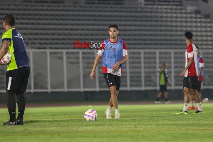 Jens Raven sedang menguasai bola dalam sesi latihan bersama timnas U-20 Indonesia di Stadion Madya, Senayan, Jakarta, Minggu (22/9/2024).