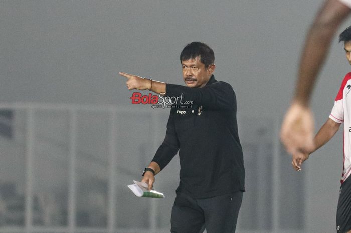 Pelatih timnas U-20 Indonesia, Indra Sjafri, sedang memantau para pemainnya berlatih di Stadion Madya, Senayan, Jakarta, Minggu (22/9/2024).