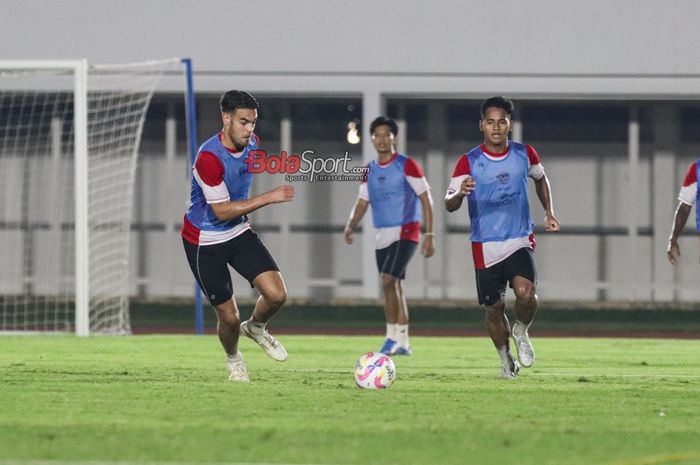 Jens Raven (kiri) sedang menguasai bola dalam sesi latihan bersama timnas U-20 Indonesia di Stadion Madya, Senayan, Jakarta, Minggu (22/9/2024).