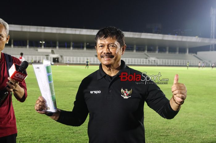 Pelatih timnas U-20 Indonesia, Indra Sjafri, sedang memberikan keterangan kepada awak media di Stadion Madya, Senayan, Jakarta, Minggu (22/9/2024).