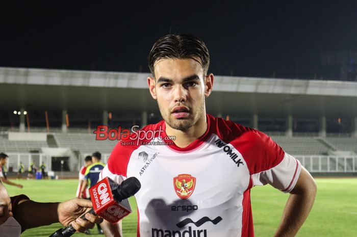 Penyerang timnas U-20 Indonesia, Jens Raven, sedang memberikan keterangan kepada awak media di Stadion Madya, Senayan, Jakarta, Minggu (22/9/2024).