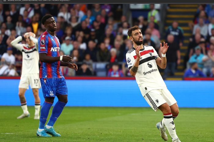 Ekspresi kekecewaan kapten Manchester United, Bruno Fernandes, dalam laga kontra Crystal Palace di Selhurst Park, Sabtu (21/9/2024) malam WIB.