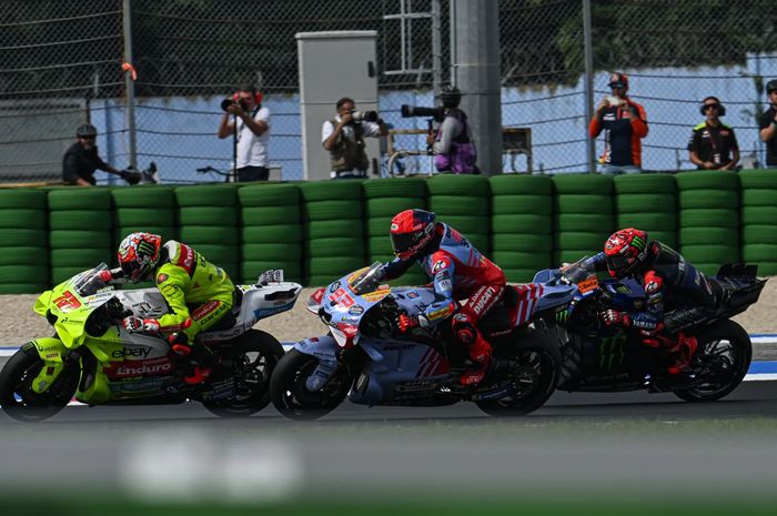 Dari posisi depan, Marco Bezzecchi, Marc Marquez, dan Fabio Quartararo pada balapan MotoGP Emilia Romagna 2024 di Sirkuit Misano, Italia, Minggu, 22 September 2024