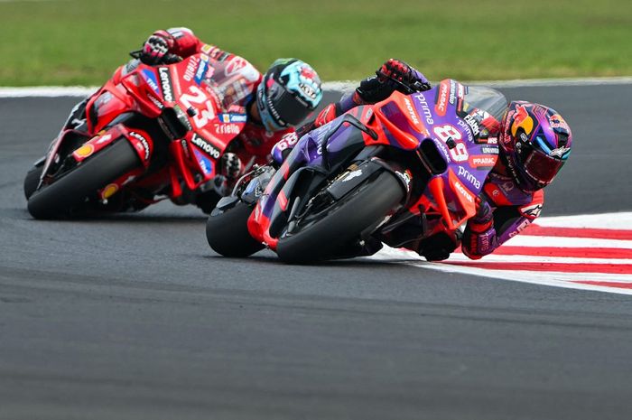 Pembalap Prima Pramac, Jorge Martin (kanan), dan pembalap Ducati Lenovo, Enea Bastianini, bersaing dalam balapan MotoGP Emilia Romagna di Sirkuit Misano, Rimini, Italia, 22 September 2024.