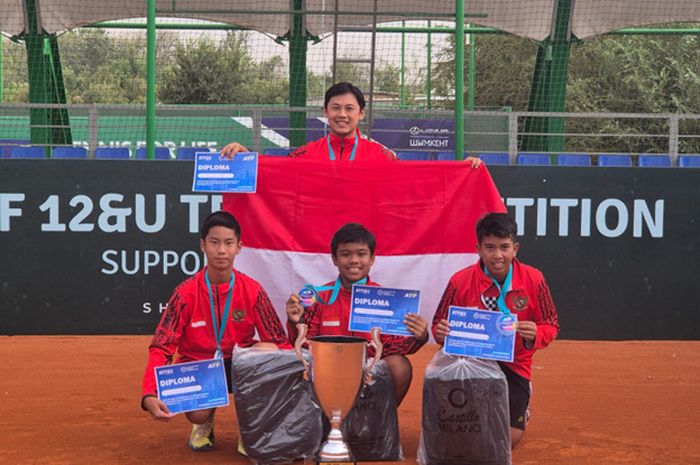 Tim tenis putra Indonesia  berhasil memboyong gelar juara turnamen ATF 12 &amp; Under Team Competition Finals 2024 di Shymkent, Kazakhstan. Di final, Sabtu (21/9), skuad Merah Putih menjungkalkan unggulan ketiga, Korea Selatan 3-0. Berdiri: Kapten Tim: Seno Hartono, depan dr kiri: Ethan Jake Frans, Ahma