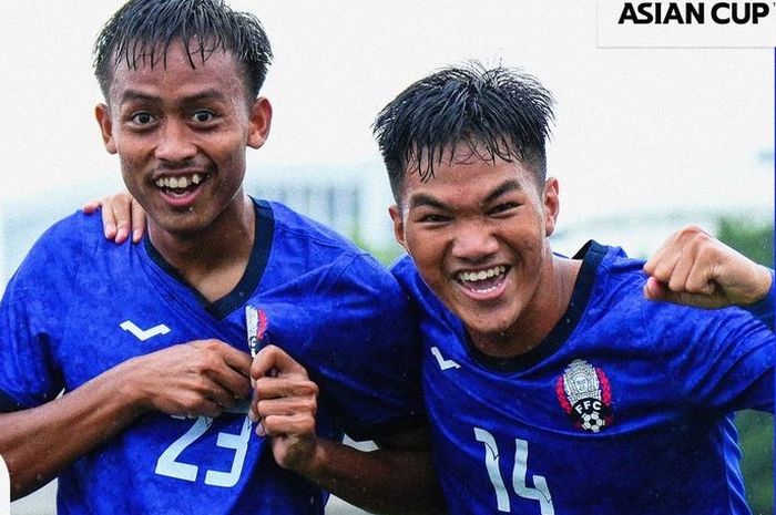 Para pemain Timnas U-20 Kamboja merayakan gol ke gawang Timnas U-20 Nepal pada laga Grup E Kualifikasi Piala Asia U-20 2025.