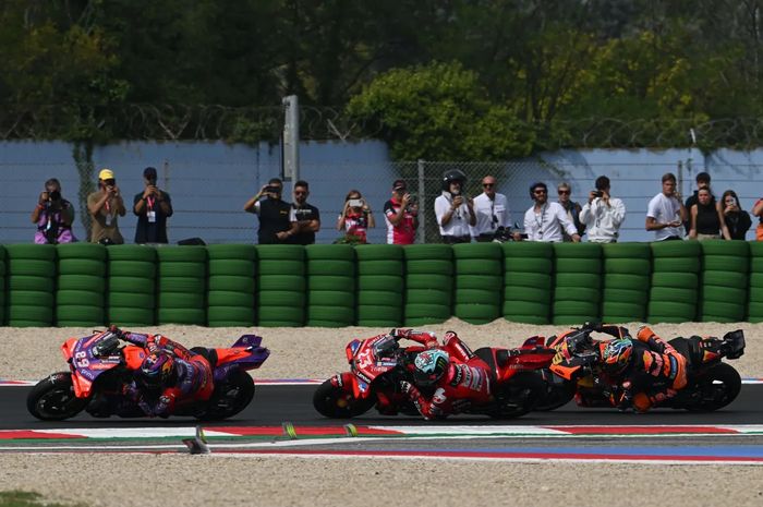 Dari posisi depan, Jorge Martin, Enea Bastianini, Brad Binder pada balapan MotoGP Emilia Romagna 2024 di Sirkuit Misano, Italia, Minggu, 22 September 2024