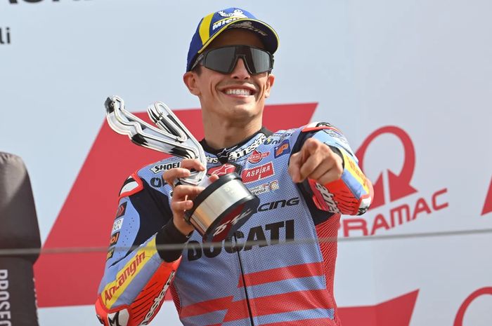 Pembalap Gresini Racing, Marc Marquez, merayakan podium setelah finis ketiga pada balapan MotoGP Emilia Romagna 2024