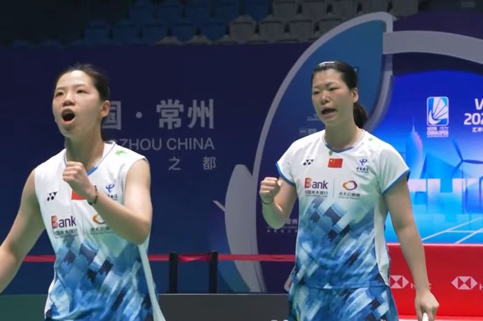 Pasangan ganda putri China, Li Yi Jing/Luo Xu Min berhasil menjadi juara China Open 2024 setelah mengalahkan senior sendiri Li Wen Mei/Zhang Shu Xian di Changzhou Olympic Sports Centre Gymnasium, Changzhou, China, Minggu (22/9/2024).